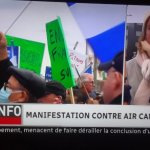 En images - Manifestation pour le français devant Air Canada